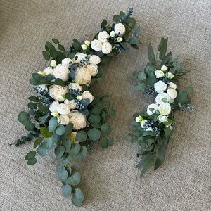 Flowers for the wedding arch